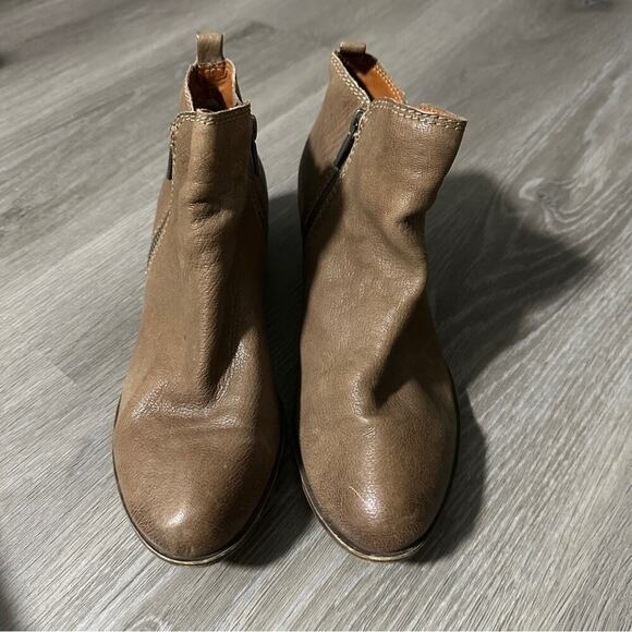 Lucky Brand Basel Taupe Dune Side Zip Block Heel Leather Booties Size 8 - Picture 2 of 10